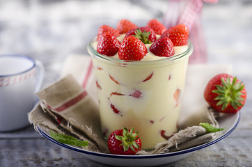 Schichtpudding mit Erdbeeren