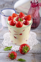 Schichtpudding mit Erdbeeren