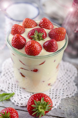 Schichtpudding mit Erdbeeren