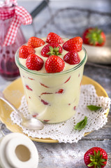 Schichtpudding mit Erdbeeren