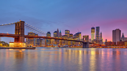 Naklejka na ściany i meble Brooklyn bridge and Manhattan at dusk