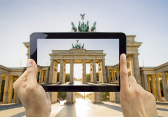 Obraz premium photographing with my tablet the Brandenburg Gate
