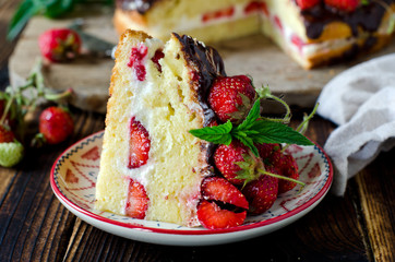 Sponge cake with cream, strawberries and chocolate