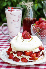 Garden party: pavlova with strawberries