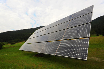 Sonnenkollektor Solarpanel auf der grünen Wiese