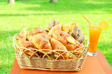 パンとオレンジジュース