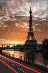 Fototapeta na wymiar Tour Eiffel et Pont Bir-Hakeim - Paris