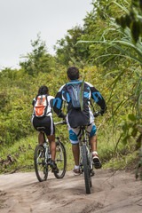 Fototapeta premium escursionisti in mountain bike