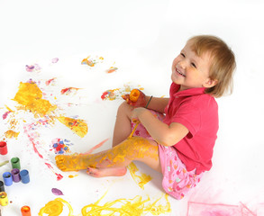 malująca dziwczynka żółtą farbą - obrazy, fototapety, plakaty