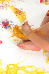 dziecko malujące stopy - obrazy, fototapety, plakaty