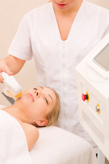 Obraz na płótnie Canvas Woman getting light pulsed hair removal treatment