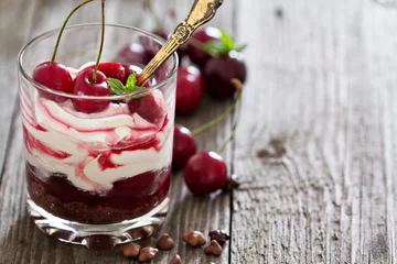 Poster Sweet cherry cheesecake in a glass © fahrwasser