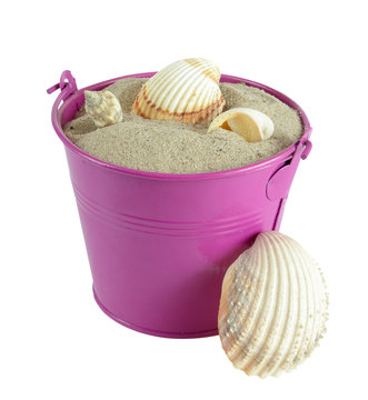 Lila eimer mit sand und muscheln