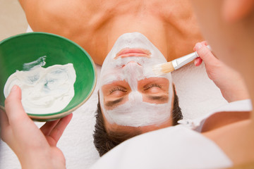 Facial beauty treatment by an aesthetician