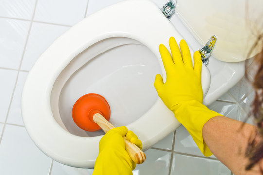 Verstopfte Toilette wird gereinigt