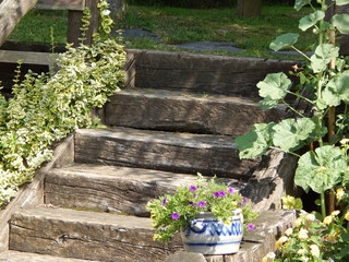 Holztreppe im Garten