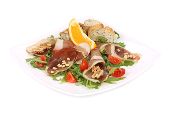 Salad with arugula and prosciutto.