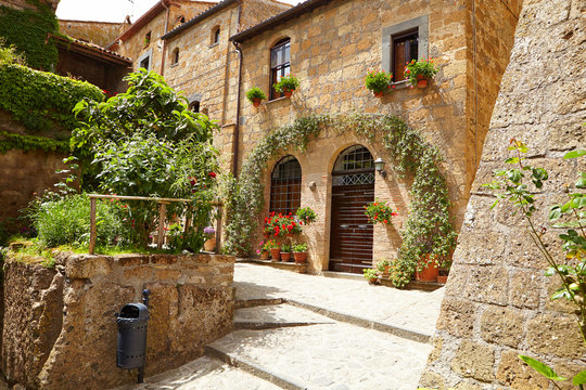 Fototapeta Medieval street in the Italian hill town