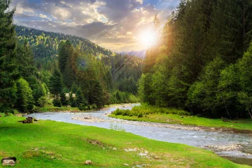 Crédence de cuisine en verre imprimé Rivière lieu de camping près de la rivière de montagne au coucher du soleil