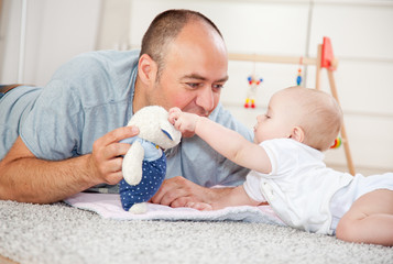 Vater mit Baby