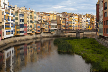 Fototapeta na wymiar Houses on the Onyar in Girona, Spain.