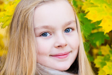 Fototapeta premium Girl in autumn