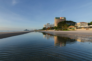 Fototapeta premium Beach with reflection at Huahin