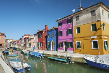 Obraz na płótnie Canvas Burano island canal, colorful houses and boats, Italy.