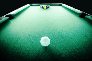 start snooker game with white ball on the pool table in start the game