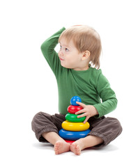 Obraz premium Small baby with a toy pyramid