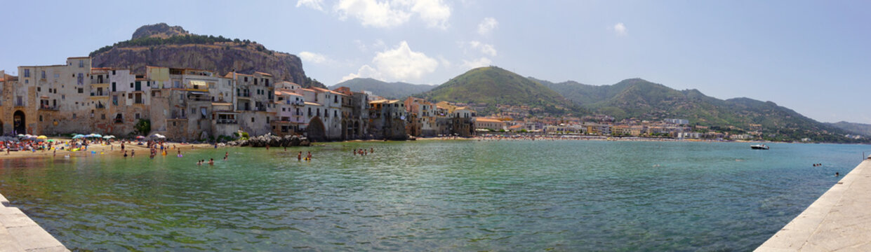 Village de C&eacute;falu en Sicile
