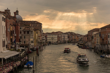 Morgendämmerung auf der Brücke in Venedig
