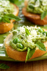 Crostini with green peas, cheese and fresh mint