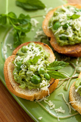 Crostini with green peas, cheese and fresh mint