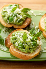 Crostini with green peas, cheese and fresh mint