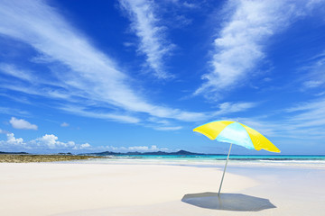 Fototapeta na wymiar 沖縄の美しいビーチとパラソル