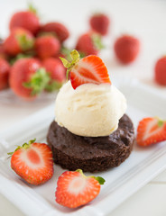 Schokoladenbrownie mit Vanilleeis und Erdbeeren