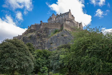 Fototapeta na wymiar Edinburgh Castle over hill