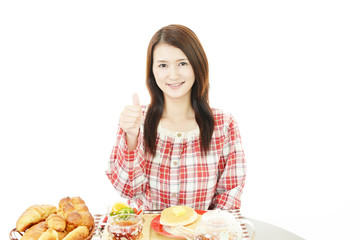 朝食を食べる女性