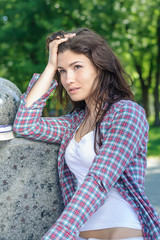 Naklejka premium Dickered woman in the park