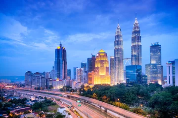 Fotobehang Nacht uitzicht op de skyline van Kuala Lumpur. © fazon