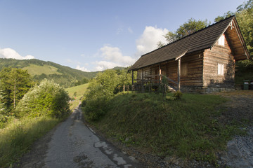 Drewniany domek w górach © Piotr Szpakowski