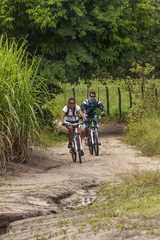 Naklejka premium escursionisti in mountain bike