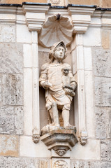 Fototapeta na wymiar Statue enfant avec petit singe
