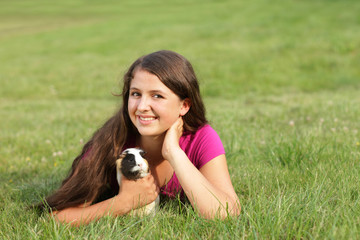 Teenager mit Meerschweinchen