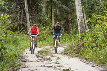 Fototapeta premium escursionisti in mountain bike