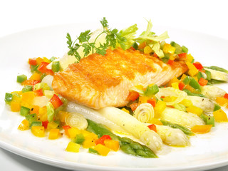 Lachs auf Spargel und Gemüse