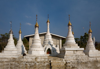 Fototapeta na wymiar white Buddhist Stupas. Indein