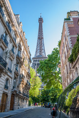 Fototapeta na wymiar Tour Eiffel dans la ville