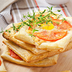 Mini puffs with tomatoes, cheese and egg